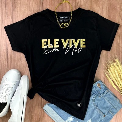 Camiseta feminina preta ele vive em nós