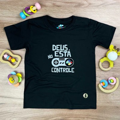 T-shirt infantil preta deus está no controle